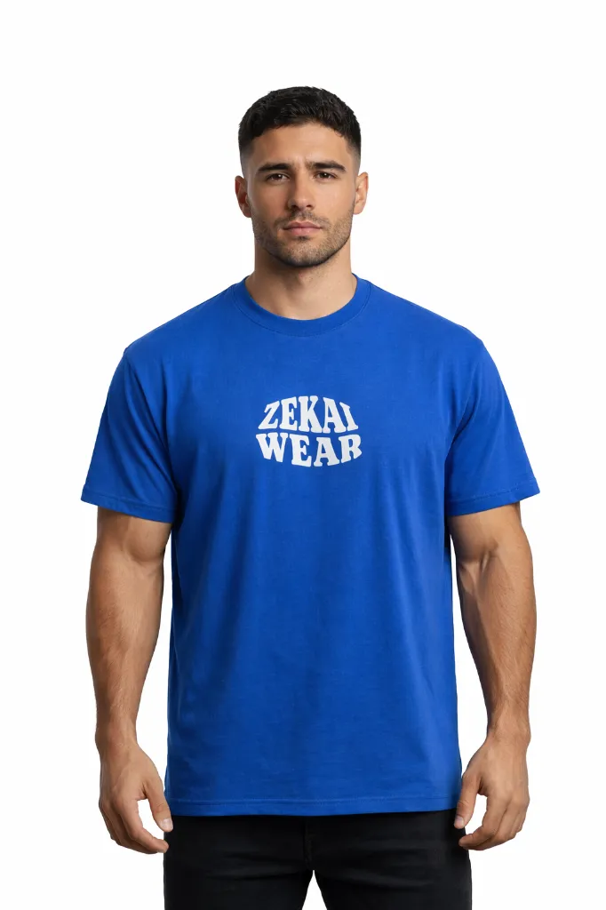 Modelo con camiseta ZEKAI WEAR.webp