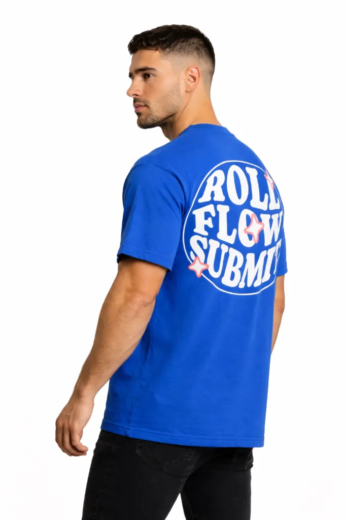 Modelo masculino con camiseta azul destacada.webp