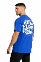 Modelo masculino con camiseta azul destacada.webp