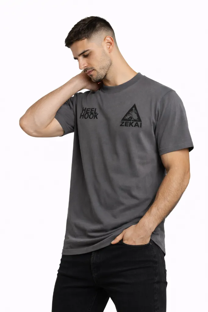 Modelo con camiseta de grappling.webp